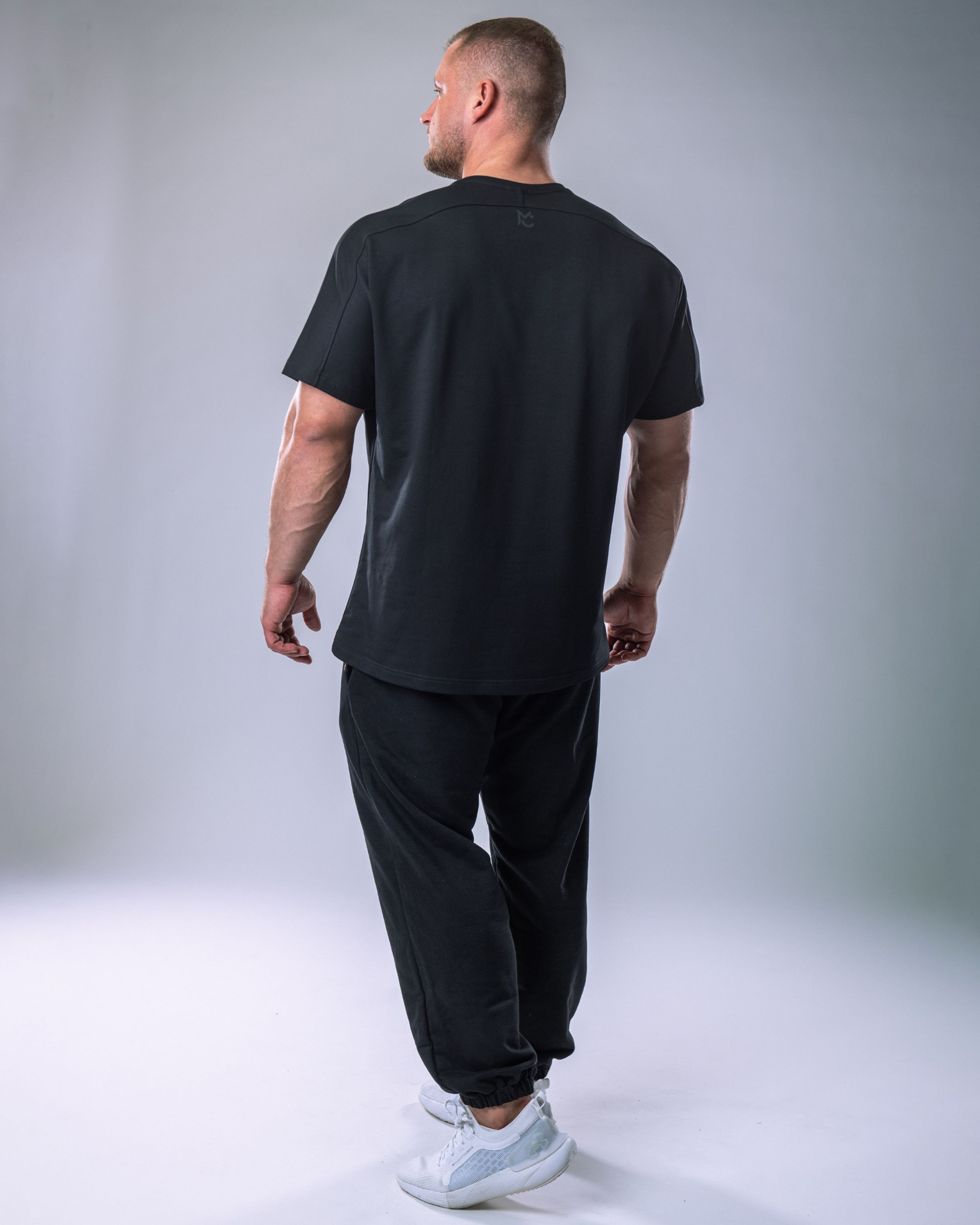 Pánské tričko oversize s malým potiskem černé M-2