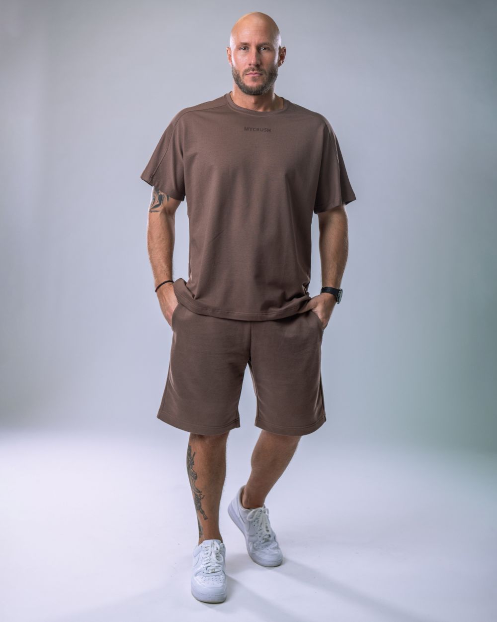 Pánské tričko oversize s malým potiskem hnědé L