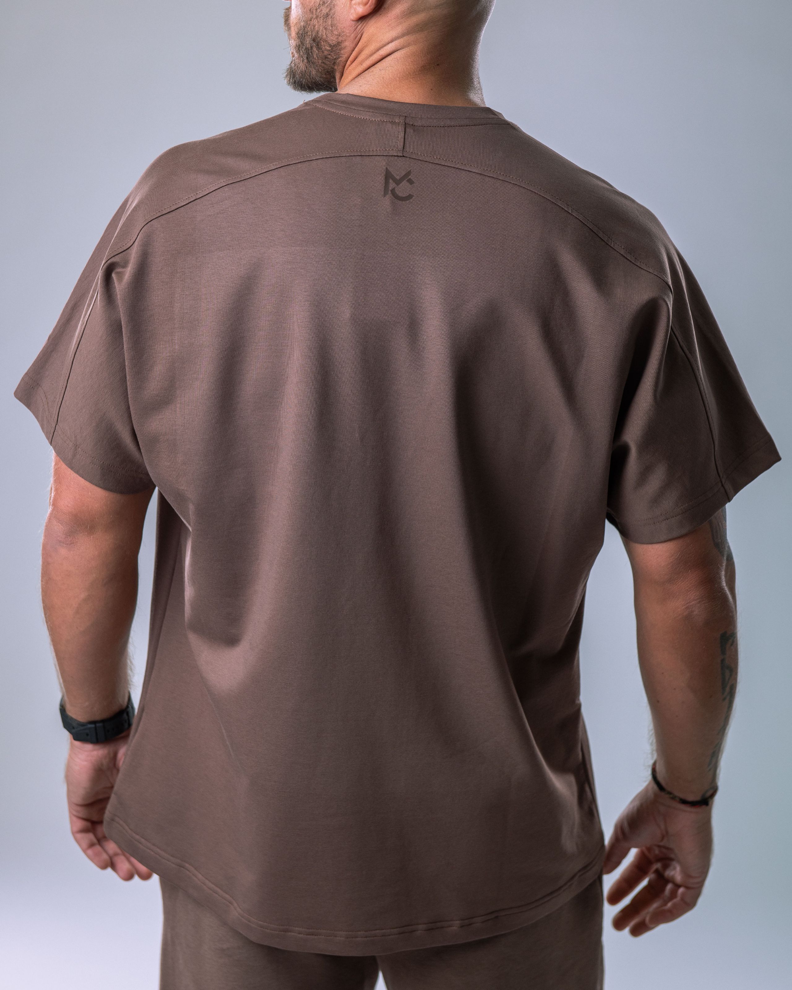Pánské tričko oversize s malým potiskem hnědé L-1