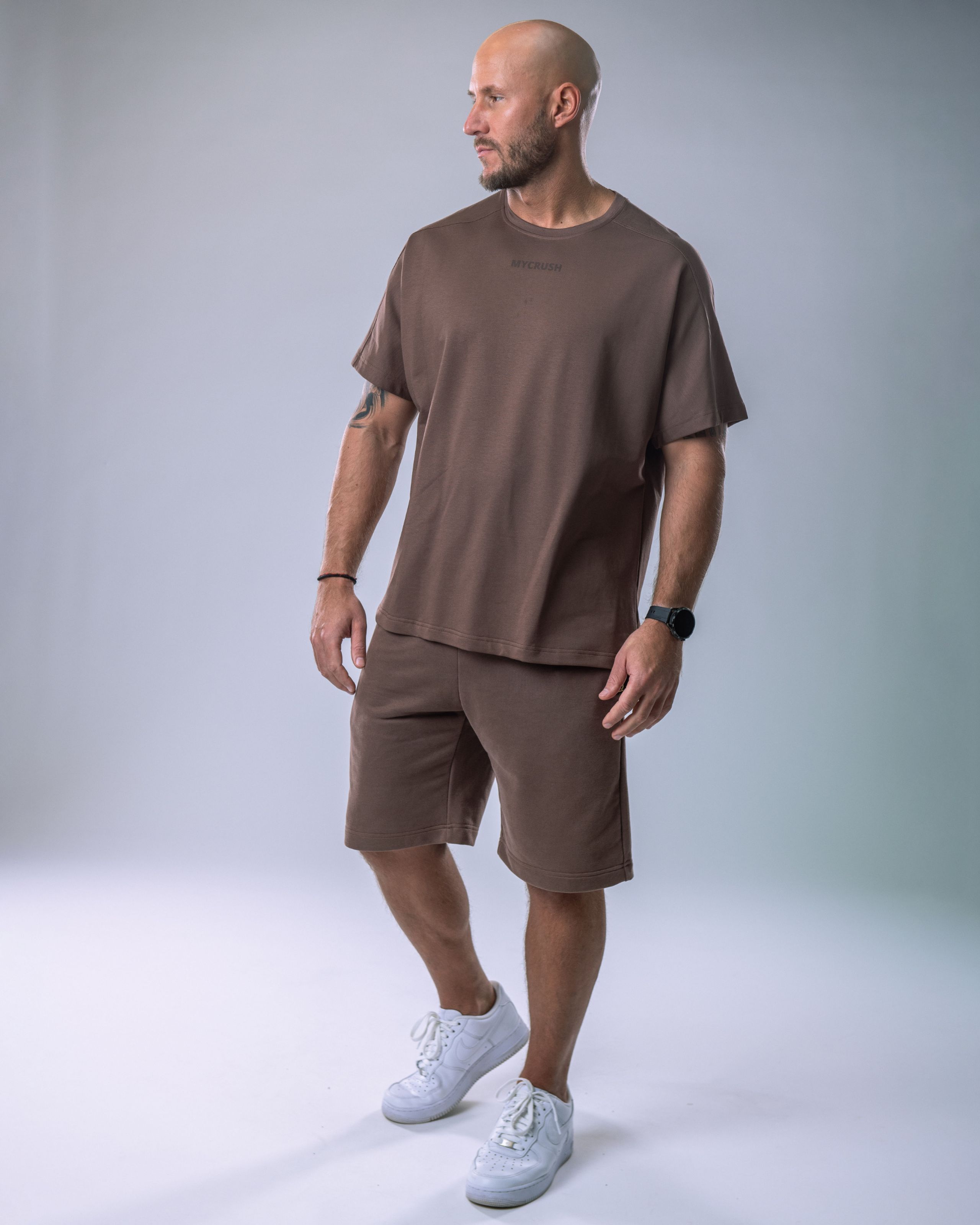 Pánské tričko oversize s malým potiskem hnědé L-3
